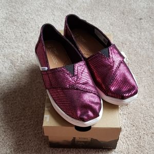 BNWT Toms tiny 10 fuchsia foil shoes